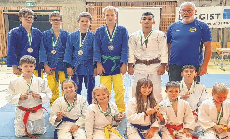 Die Judokas mit Trainer Günther Brandtner