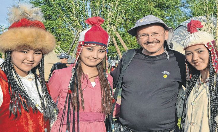 Rudolf Gossenreiter mit kirgisischen Schönheiten Foto: Grossenreiter