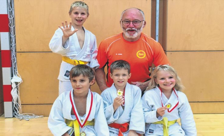 Die Nachwuchs-Judokas mit Trainer Günther Brandtner