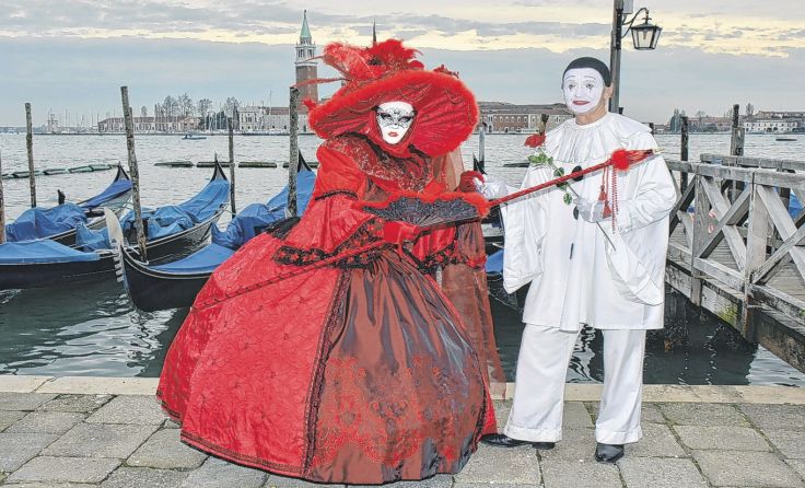 Die Figuren von La Maschera Nobile geleiten zu den Sitzplätzen. Foto: La Maschera Nobile 