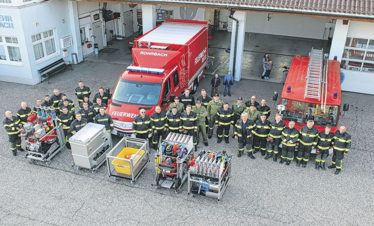Die Feuerwehrler mit dem neuen und dem alten Kleinlöschfahrzeug. Foto: Feuerwehr Rohrbach