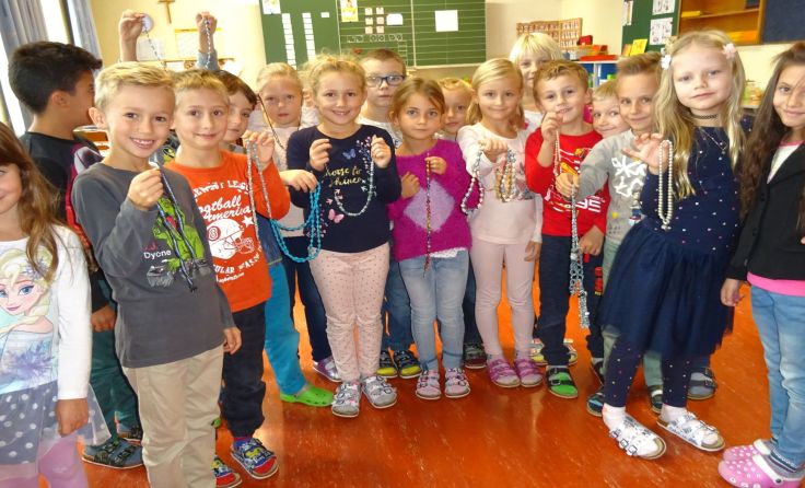 Die Kinder der VS Eferding Nord stellen selbstgemachten Schmuck aus. Foto: VS Eferding Nord