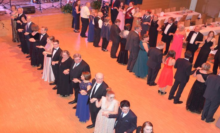 Volles Tanzparkett bei der Publikumsquadrille Foto: Mag. Rudolf Gföllner