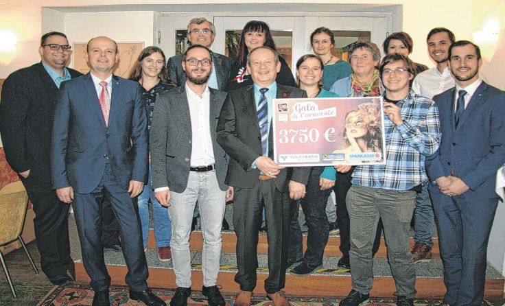 Scheckübergabe mit Vertretern der Projekte, der Banken und des Lifegala-Teams Foto: Heindl 