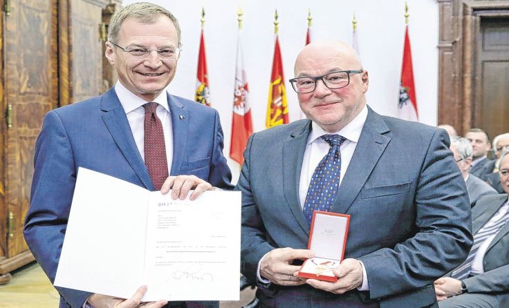 LH Thomas Stelzer (l.) und Bgm. a. D. Johann Stadelmayer Foto: Land OÖ/Stinglmayr