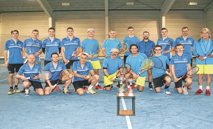 Die Spieler beider Mannschaften samt dem begehrten Wanderpokal Foto: H. Moser