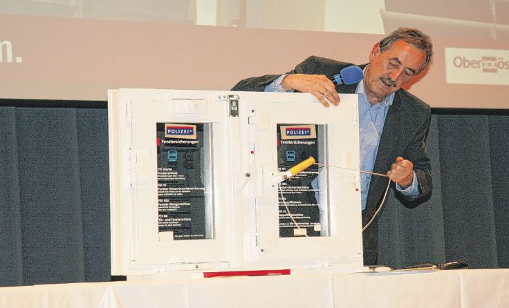Anton Wachsenegger zeigte, wie schnell sich ein gekipptes Fenster öffnen lässt. Foto: Heindl 