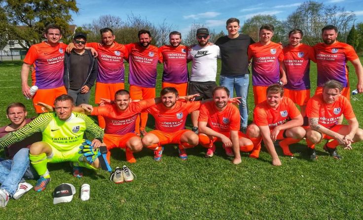 Die Spieler des FC Nibelungen nach dem Sieg gegen Alkoven. Foto: FC Nibelungen