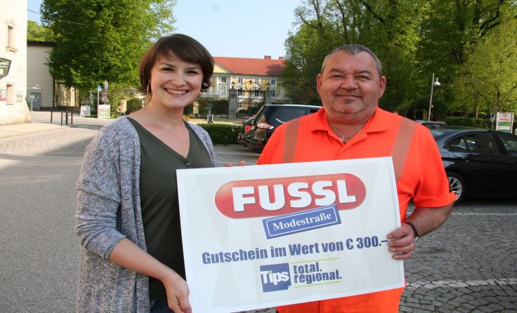 Tips-Redakteurin Nora Heindl (l.) und Gewinner Gerhard Zehetmair