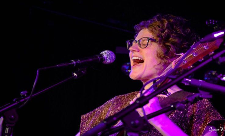 Frau Tomani präsentierte in Linz ihr Debütalbum. Foto: Gregor Kraftschik
