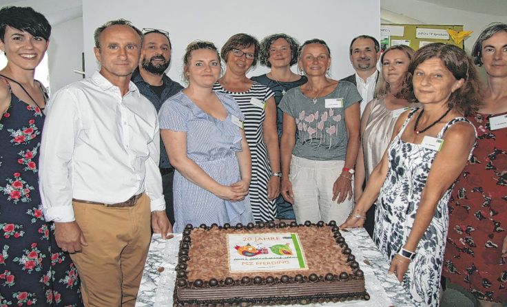 Das Team des Psychosozialen Zentrums in Eferding zeigt stolz die Torte. Foto: Heindl 