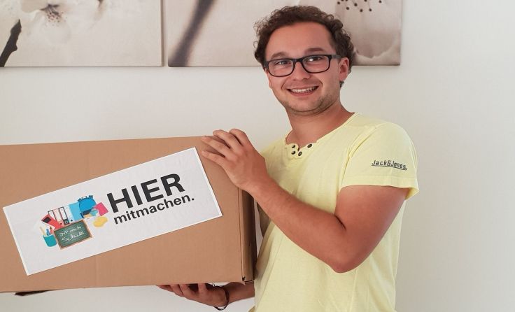JVP-Bezirksobmann Christoph Knierzinger zeigt die Sammelbox. Foto: ÖVP Eferding