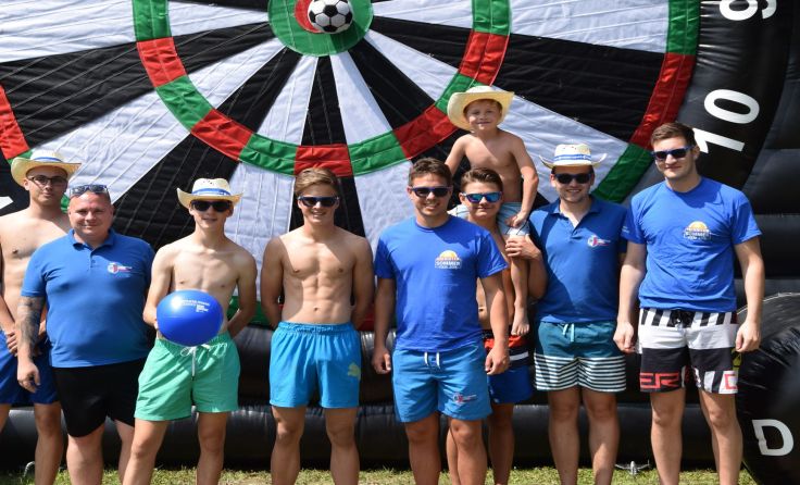 Zahlreiche Badegäste versuchten ihr Glück beim Riesendart im Freibad Eferding. Foto: FPÖ