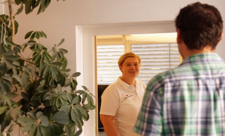 Die freiwilligen Mitarbeiter Martina Gierlinger und Valentin Pittrof. Foto: Rotes Kreuz Eferding