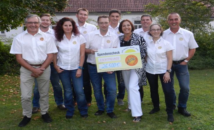 Bei der Scheckübergabe. Foto: Lebensfreunde Prambachkirchen