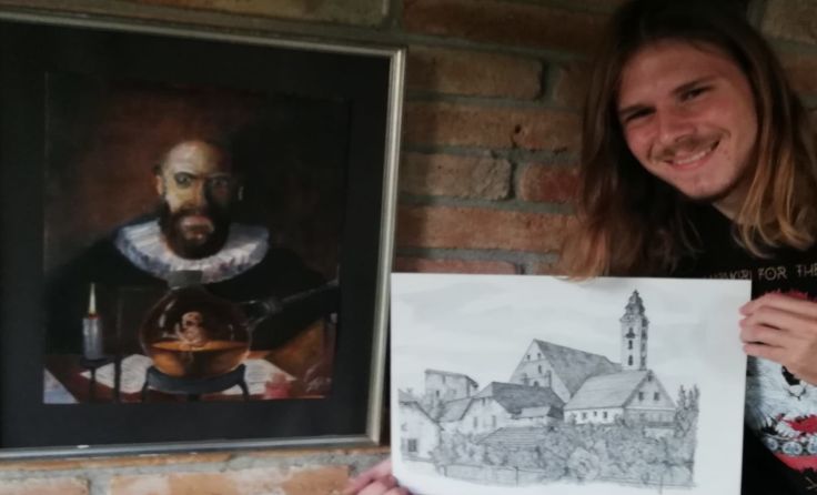 Johannes Huemer zeigt seine Bilder im Gemeindeamt Pupping. Foto: Privat
