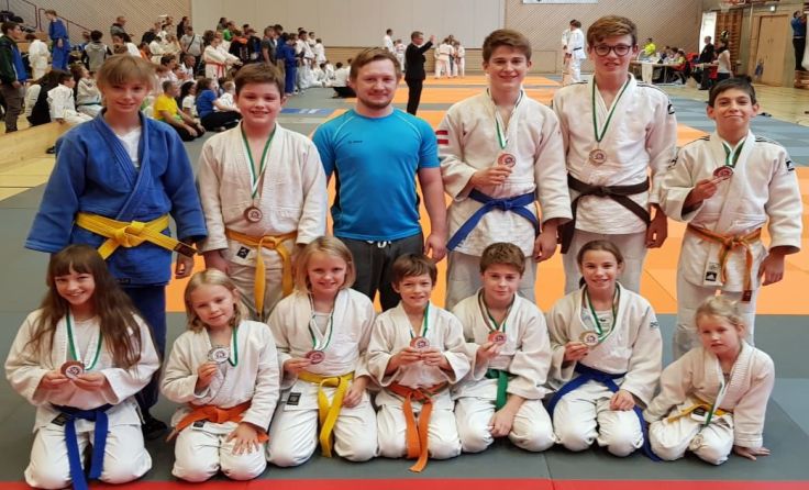 Die erfolgreichen Judokas mit Trainer Stefan Autengruber. Foto: JZ Rapso