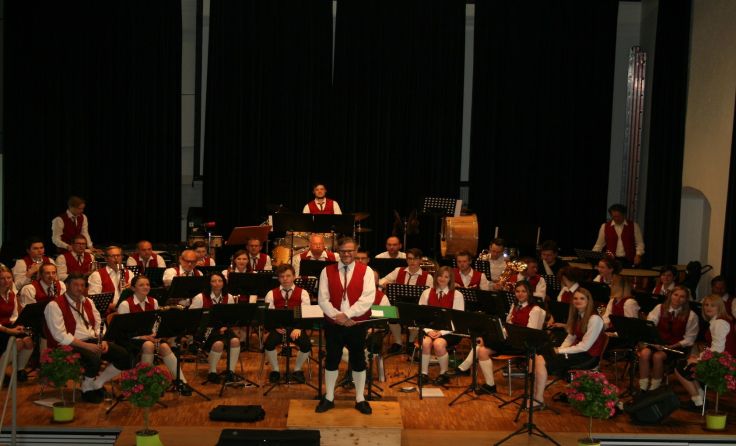 Die Musiker spielen die besten Melodien aus Musical und Film. Foto: MV Alkoven