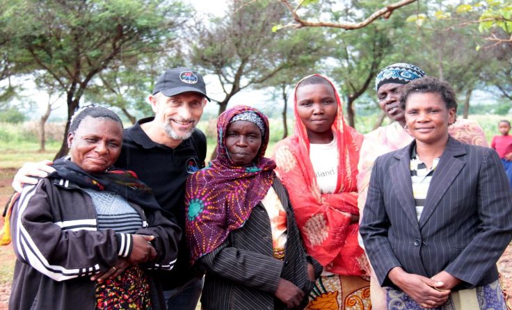 Franz Hehenberger mit Frauen aus dem Dorf Mwibagi/Tansania. Foto: Sei so frei