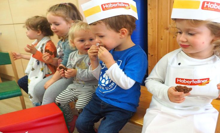 Natürlich wurden die Kekse am Schluss gemeinsam verkostet. Foto: FBZ Eferding/Familienbund