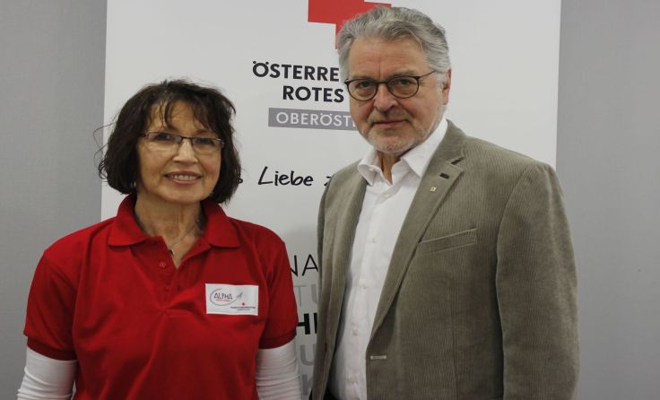 ALPHA-Lesecoach Christine Schlair und OÖ. Rotkreuz-Präsident Aichinger Walter. Foto: OÖRK/Hartl