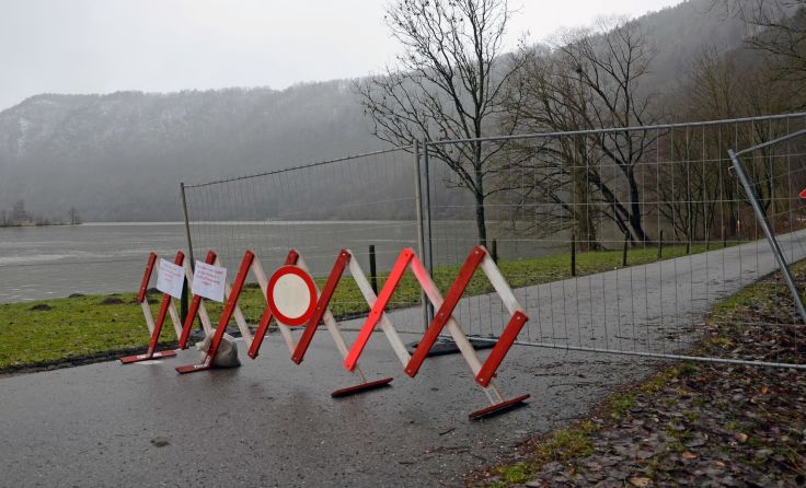 Baustellengitter halten von der Benutzung des Güterwegs ab. Foto: Josef Pointinger