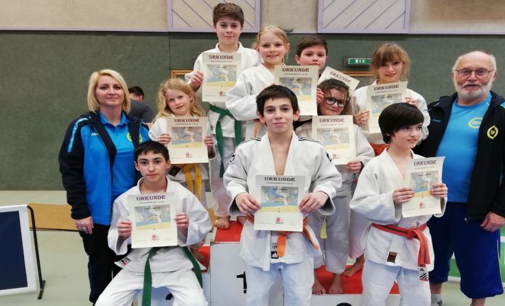 Die erfolgreichen Judokas mit den Trainern Judit Pisarova und Günther Brandtner. Foto: JZ Rapso