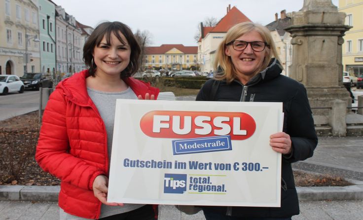 Redakteurin Nora Heindl (l.) durfte Manuela Exl den Fussl-Gutschein überreichen. Foto: Bauer