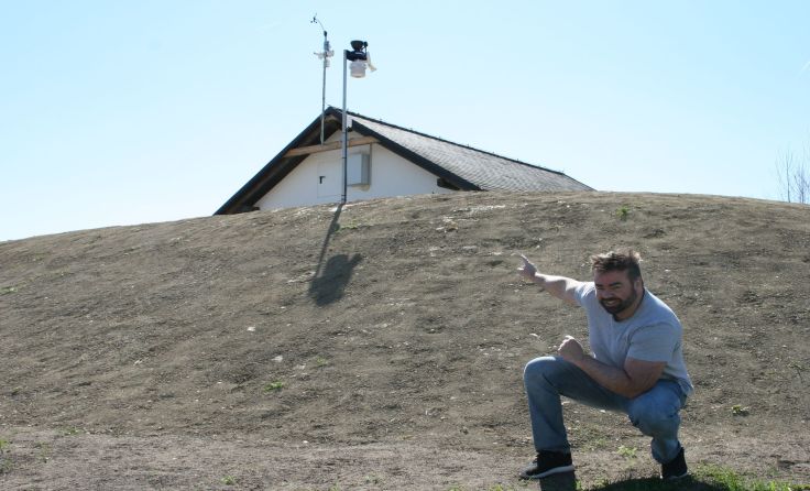 Robert Fraungruber bei seiner neuen Wetterstation in Scharten Foto: privat