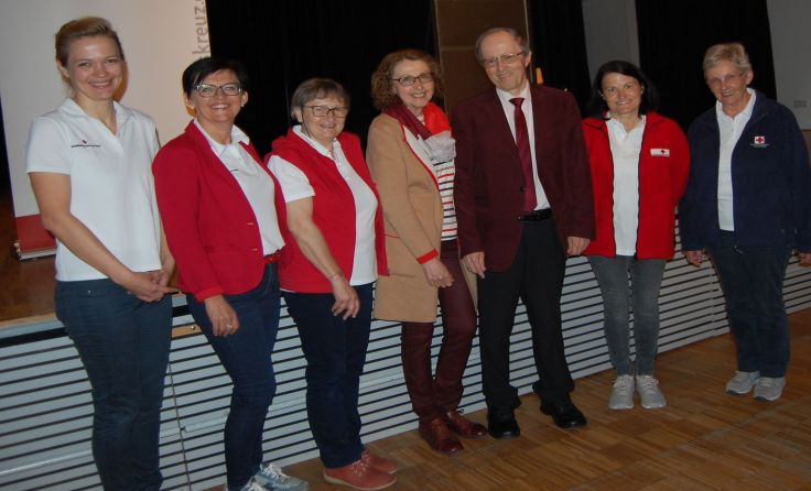 Die Referenten mit Mitarbeiterinnen des Eferdinger Hospizteams. Foto: ÖORK/Katzlberger