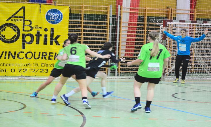 Johanna Brandl (Nr. 12) im Tor. Foto: Doppelbauer