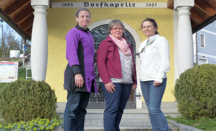 Rebecca Mair (v. l.), Sieglinde Baumann und Barbara Hager begleiten die Pilgerinnen. Foto: B. Hager