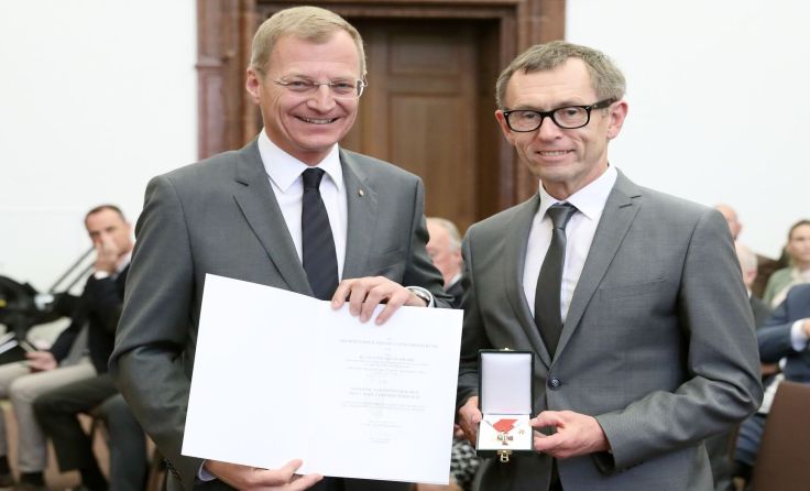 LH Thomas Stelzer (l.) mit Klaus Hraby. Foto: Land OÖ/Denise Stinglmayr