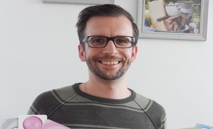 Joachim Reif zeigt sein Kartenspiel „4 1/2 Minuten“. Foto: Privat