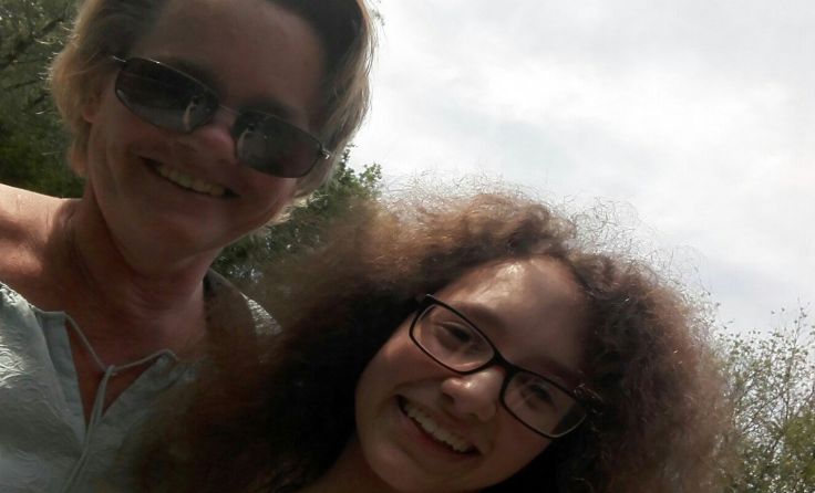 Firmling Lena mit ihrer Patin Astrid beim Selfie für Gott. Foto: Privat