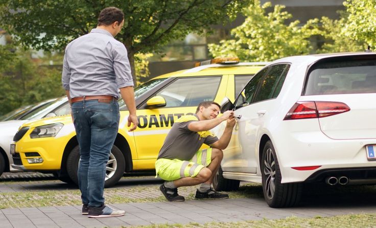 ÖAMTC-Pannenhelfer öffnet Fahrzeugtüre. Foto: ÖAMTC/Grumböck