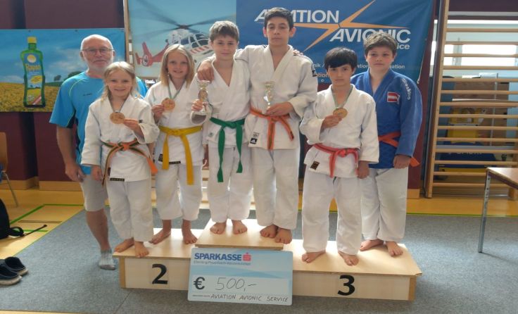 Die erfolgreichen Judokas des JZ Rapso mit Trainer Günther Brandtner. Foto: JZ Rapso