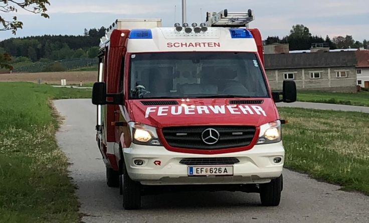 Das neue Kleinlöschfahrzeug wird feierlich seiner Bestimmung übergeben. Foto: FF Scharten