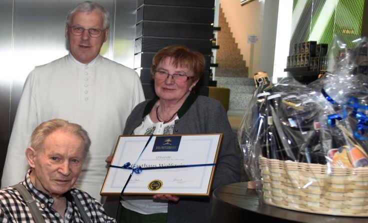 Kämmerer Markus Rubasch mit Johann und Christine Wolfsteiner. Foto: Erwin Kloimstein