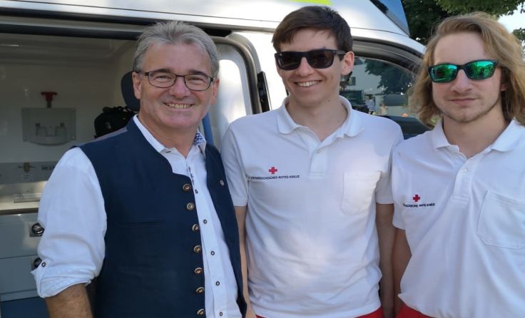 Bürgermeister Wolfram Moshammer beim Rotkreuz-Stand. Foto: Schatzl