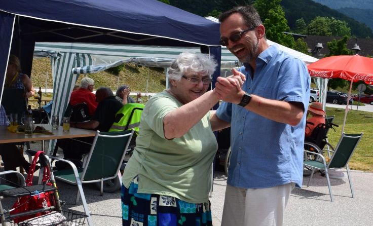 Beim Sommerfest wurde auch das Tanzbein geschwungen. Foto: BAPH Kirchdorf