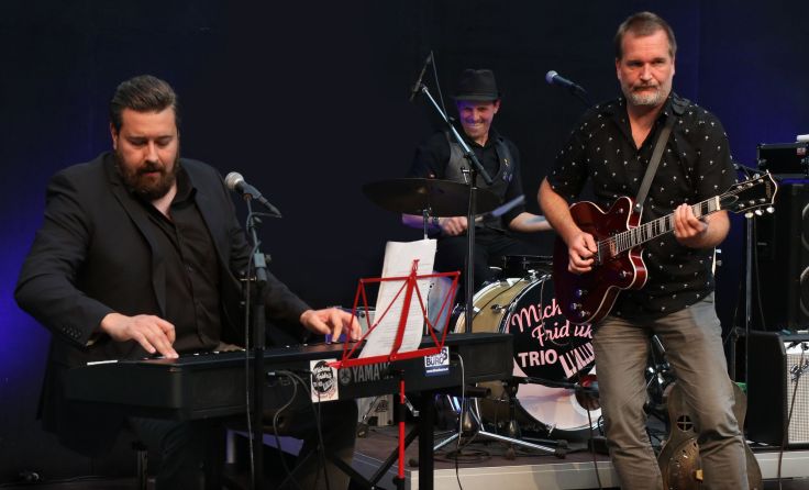 Das Michael Fridrik Trio spielt im Lokschuppm auf. Foto: Gerhard Mannsberger 