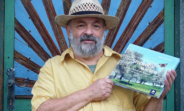 Josef Limberger präsentiert sein Buch „Naturjuwel Streuobstwiese“. Foto: Limberger