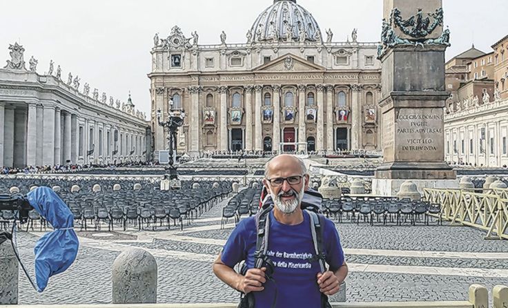 Pater Ferdinand Karer vor dem Petersdom im Vatikan in Rom Foto: Privat