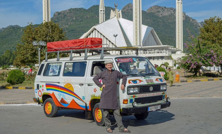Rudolf Gossenreiter vor Faizal Moschee in Islamabad. Foto: Gossenreiter