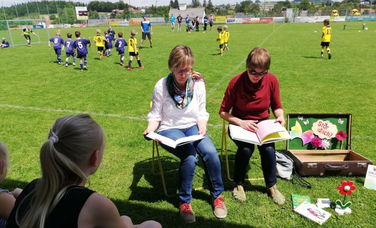 Auch am Fußballplatz wurde fleißig vorgelesen. Foto: Bibliothek Prambachkirchen