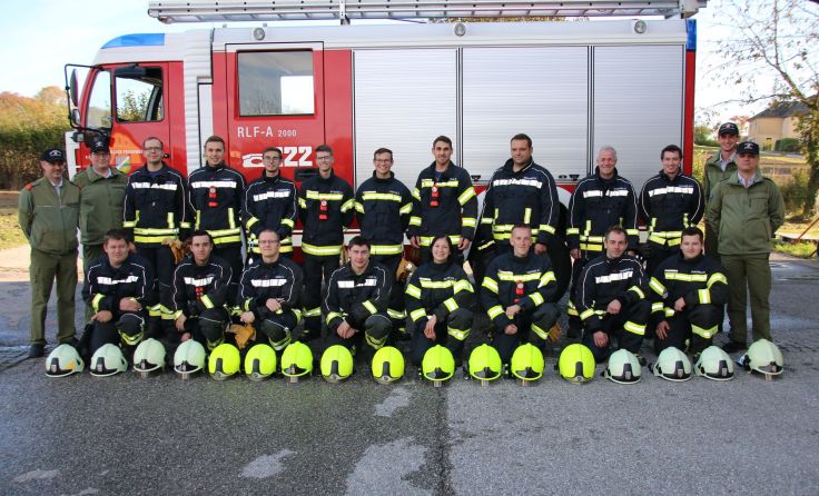 Die erfolgreichen Gruppen mit dem Bewerterteam des Bezirks Eferding. Foto: FF Haibach