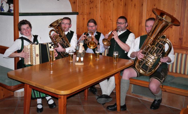 Die Notfallbuam mit Berta unterhalten mit Volksmusik. Foto: Pühringer