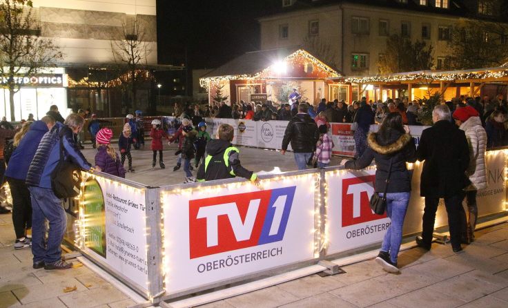 Der 200 m² große Kunsteislaufplatz funktioniert auch bei Plusgraden bestens. Foto: A. Maringer