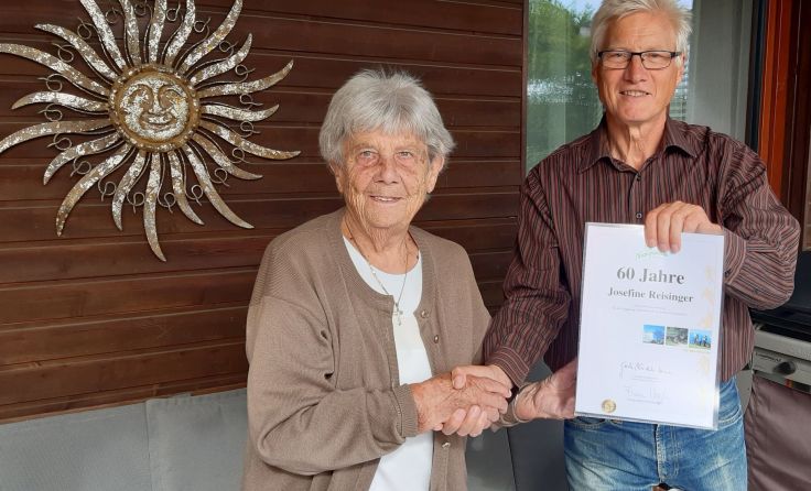 Die Jubilarin Josefine Reisinger mit Obmann Franz Vogl. Foto: NF Alkoven